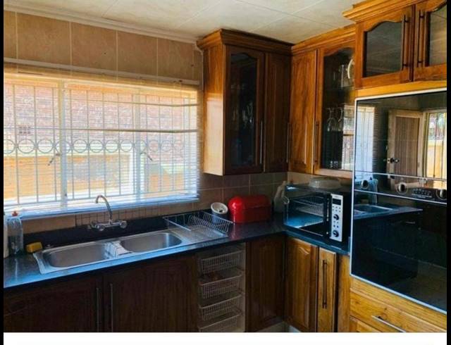 5 BEDROOM HOUSE FOR SALE IN SHAYANDIMA